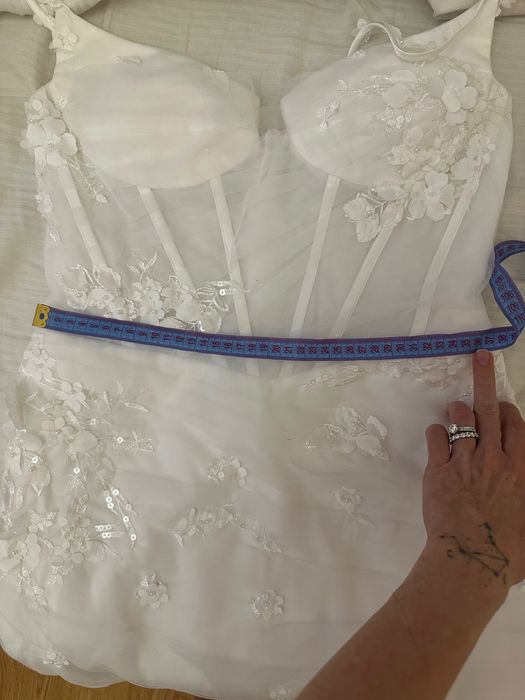 Весільна сукня на тонких бретелях