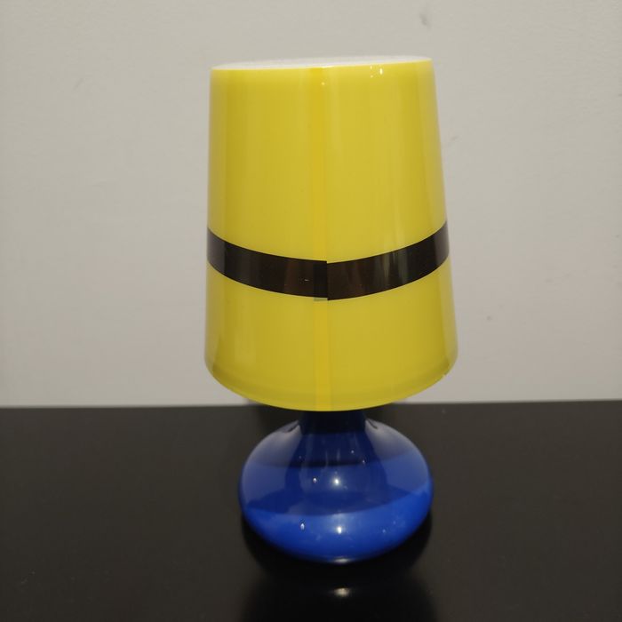 Lampka Minionek, zmienia kolor. Stan bardzo dobry. Na baterie.
