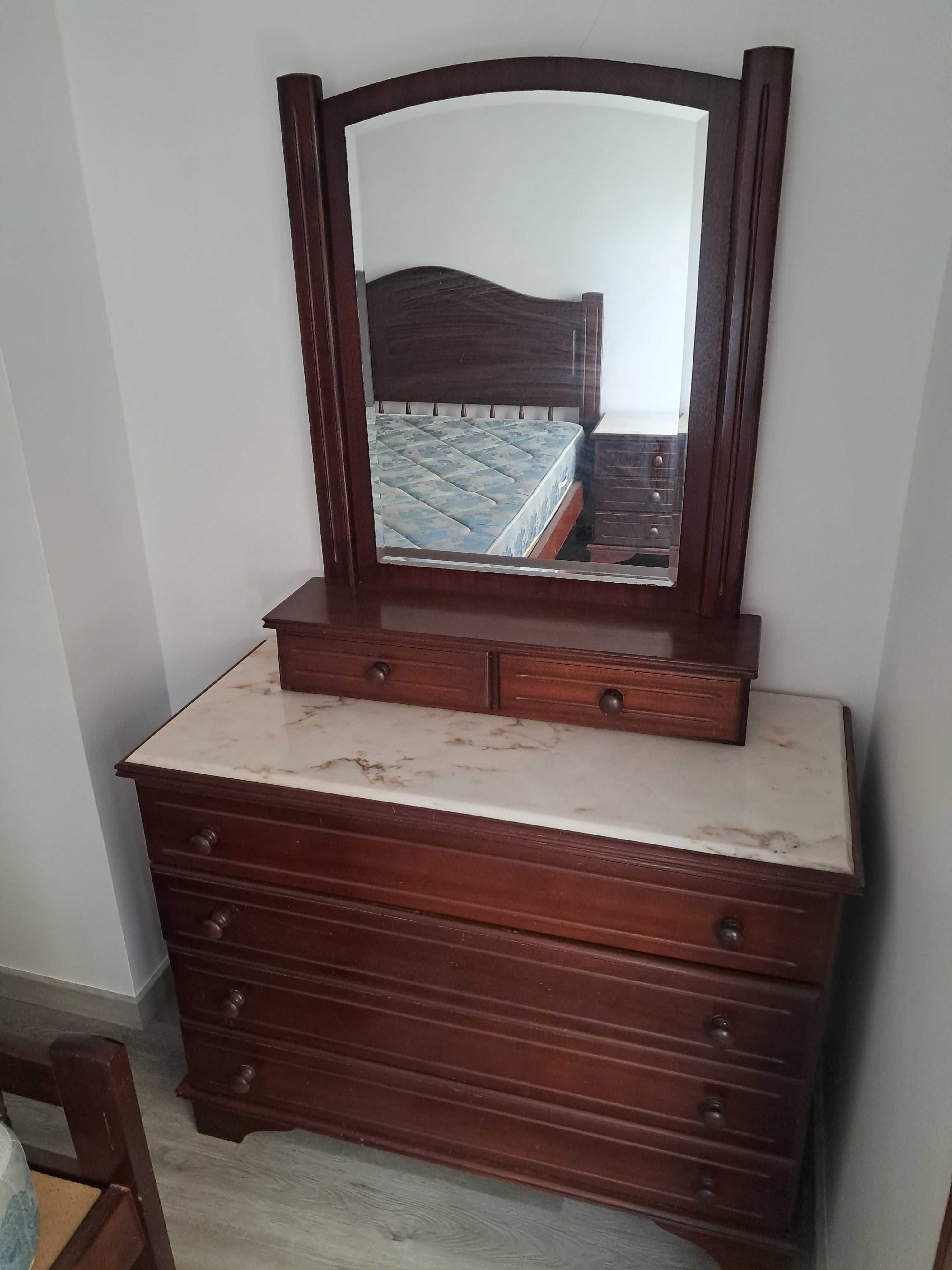 Mobília quarto: cama, cómoda, espelho, 2 mesas cabeceira