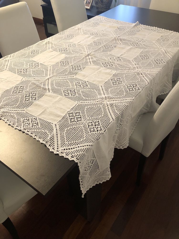 Toalha de mesa quadrada, bordada à mão, em linho