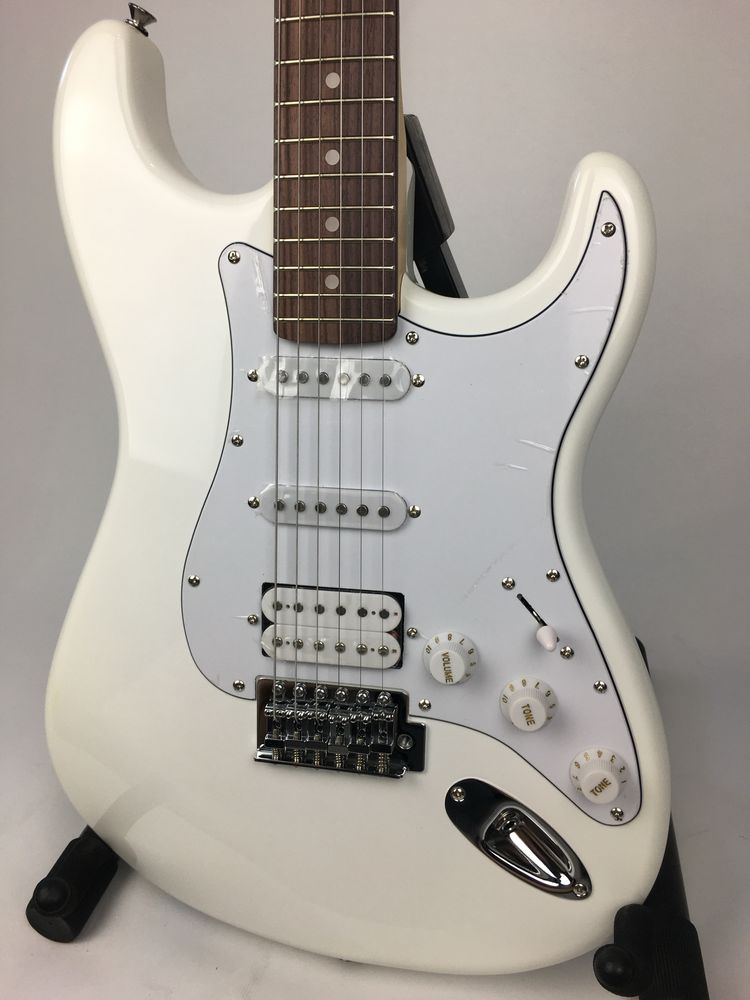 Biała gitara elektryczna typu Stratocaster Aria Pro II stg-004 Hss