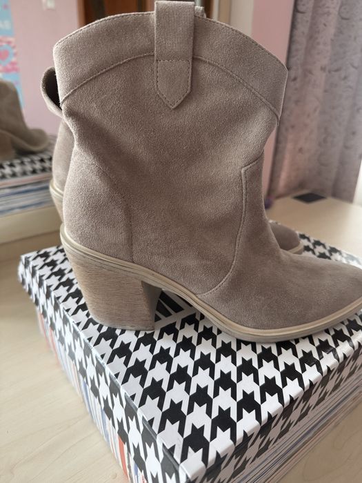 Продам трендові ботинки-козаки