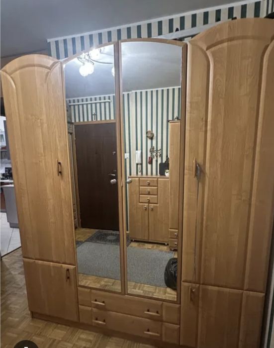 Szafa z lustrem  .