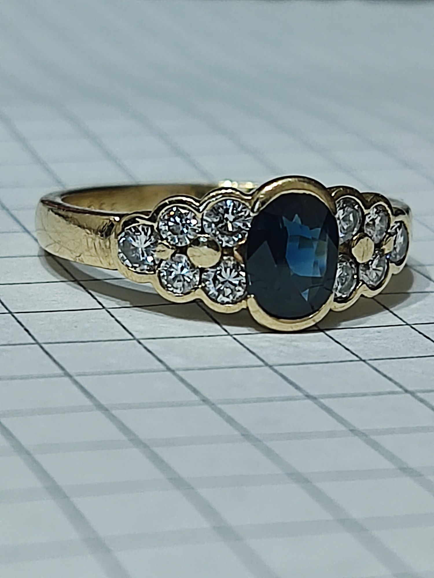 Золотий перстень, з діамантами 0.55 кт і сапфіром 1.23 кт, 750 проб