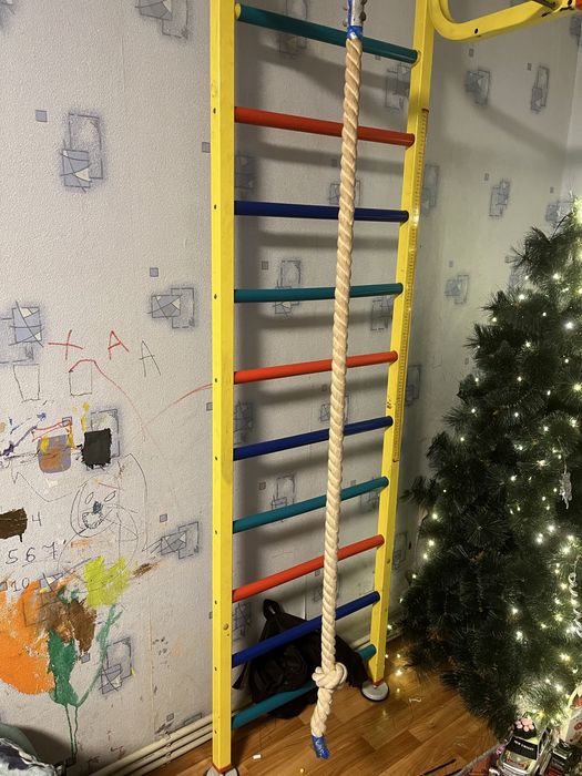 Продам стенку лестницу бу