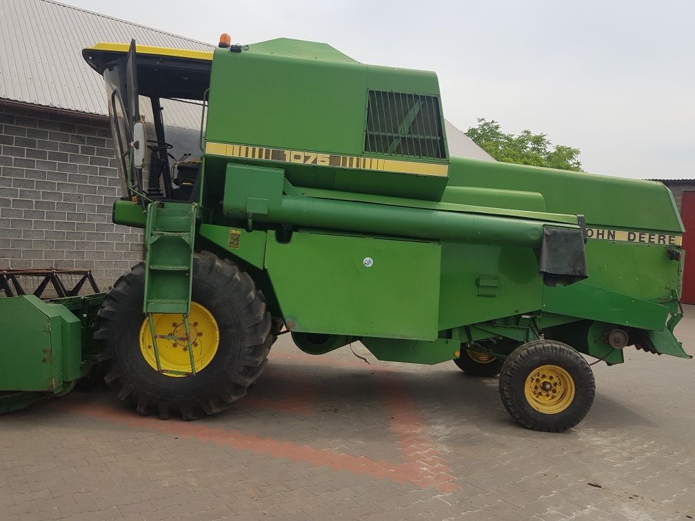 Kombajn zbożowy John Deere 1075