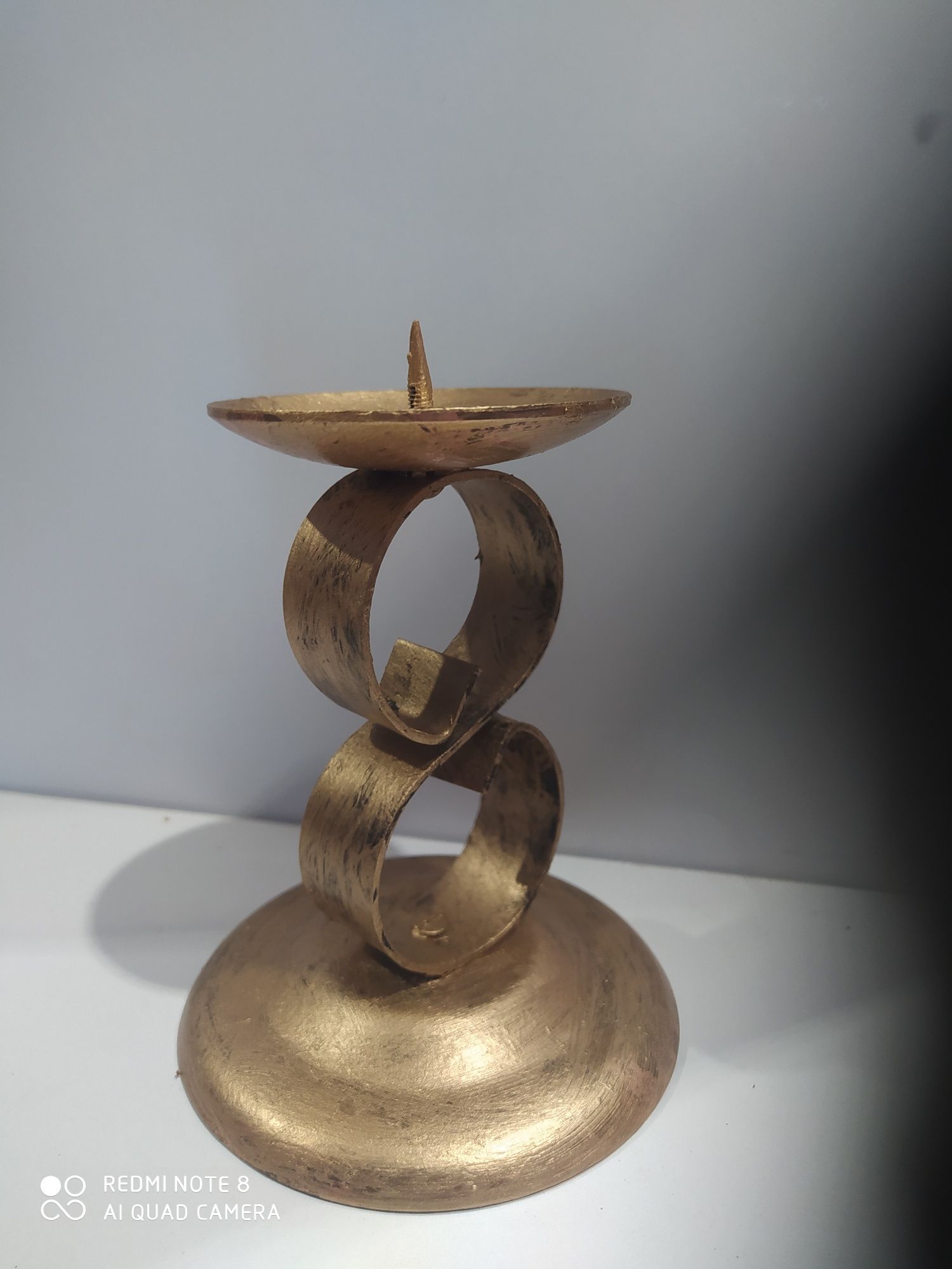 Świecznik w kolorze złotym wysokość około 12 cm