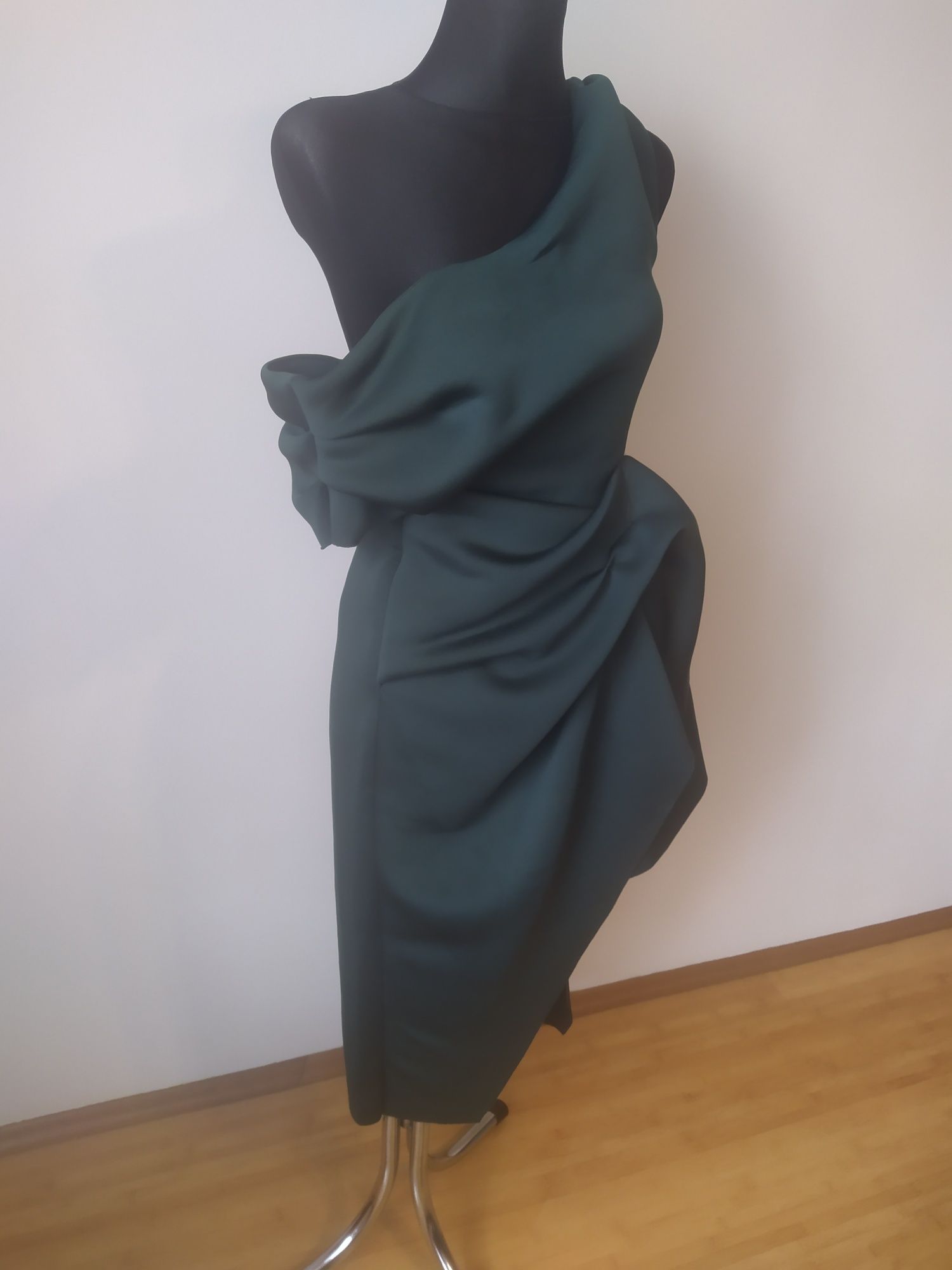 Asymetryczna dopasowana sukienka midi na jedno ramię Asos