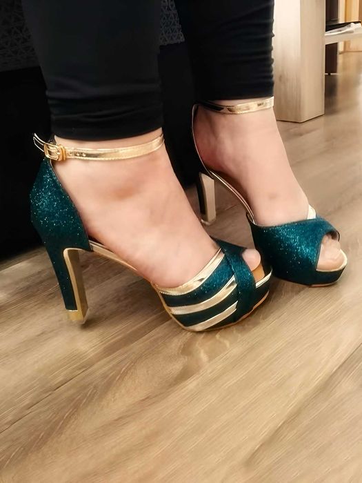 Wysokie eleganckie mieniące się szpilki na platformie bez palców