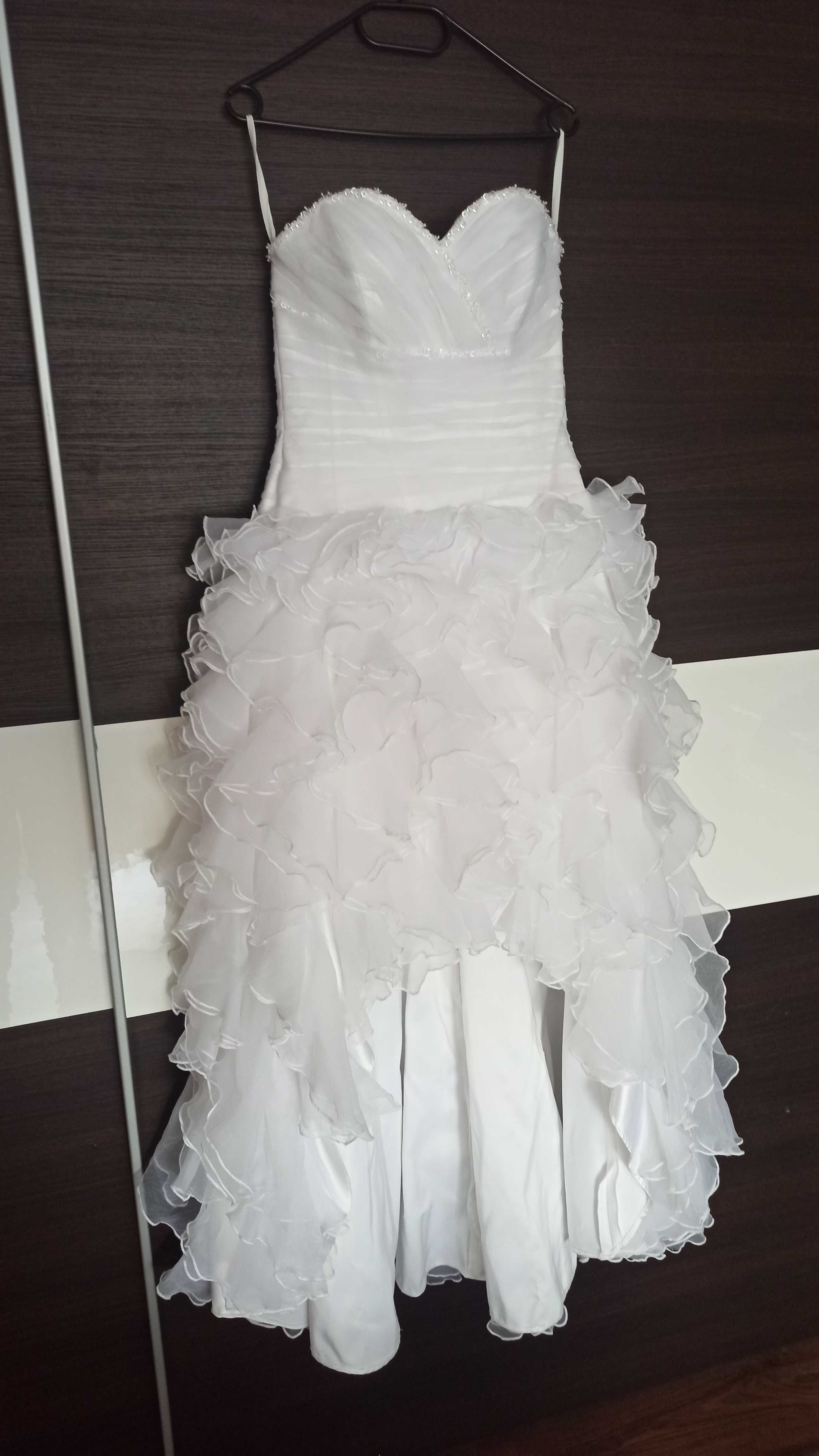 Suknia ślubna z krótkim przodem