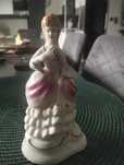Figurka porcelanowa Jezel,,Dama dworska z wachlarzem ,,