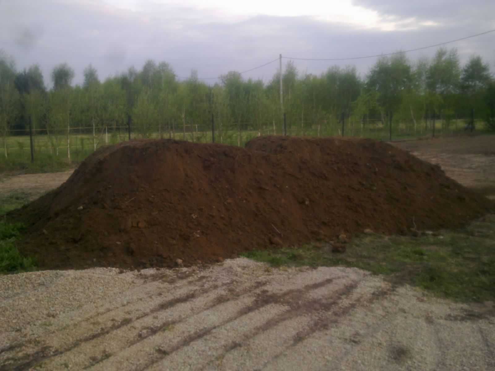 Humus, czarnoziem, ziemia ogrodowa pod trawnik, ziemia brunatna.