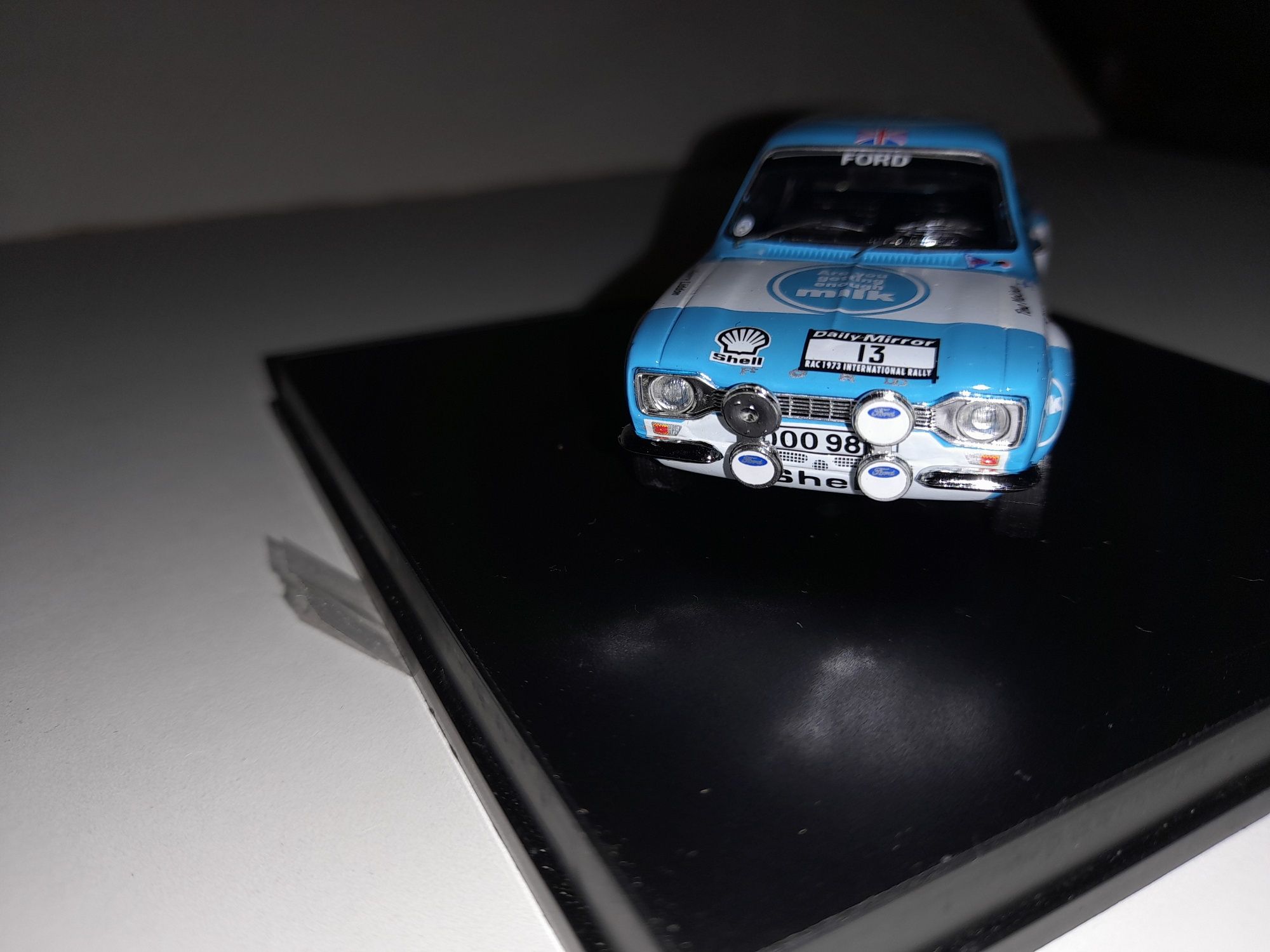Miniatura Troféu 1/43 Ford Escort T. Makinen vencedor do Rali Rac 1973