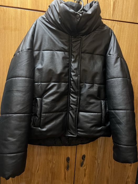 Продаю жіночу утеплену куртку чорного кольору з шкірзамінника в дуже х