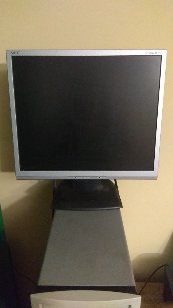 Komputer stacjonarny + monitor 19