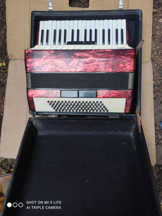 Продам аккордеон заря 2