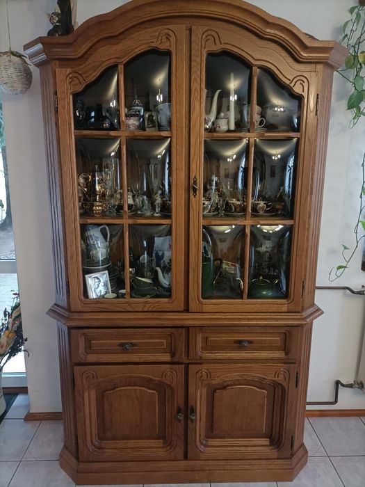 Dębowa witryna z podświetleniem