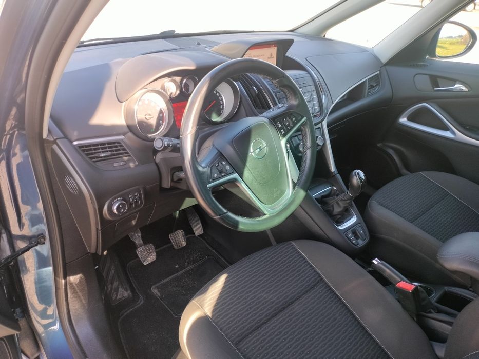 Opel Zafira 1.4 T 2016 rok Niski przebieg. Bogate wyposażenie.