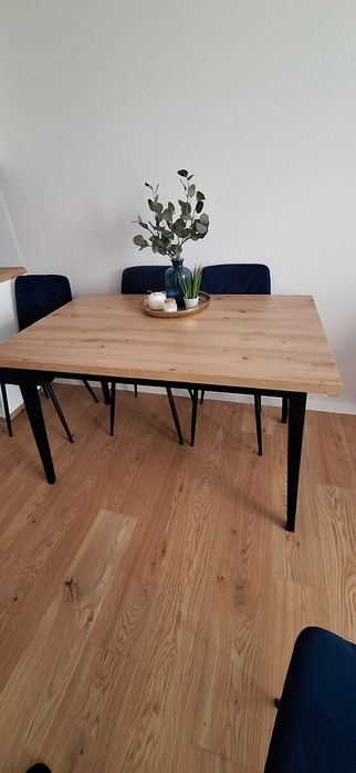 Stół do jadalni na czarnych nogach