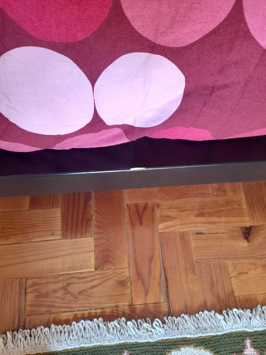 Conjunto cama de casal preta em madeira e 2 mesas de cabeceira