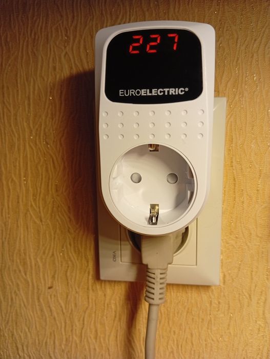 Реле контролю напруги в розетку