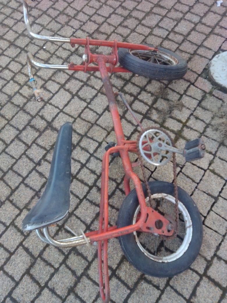 Stary piękny rowerek dziecięcy