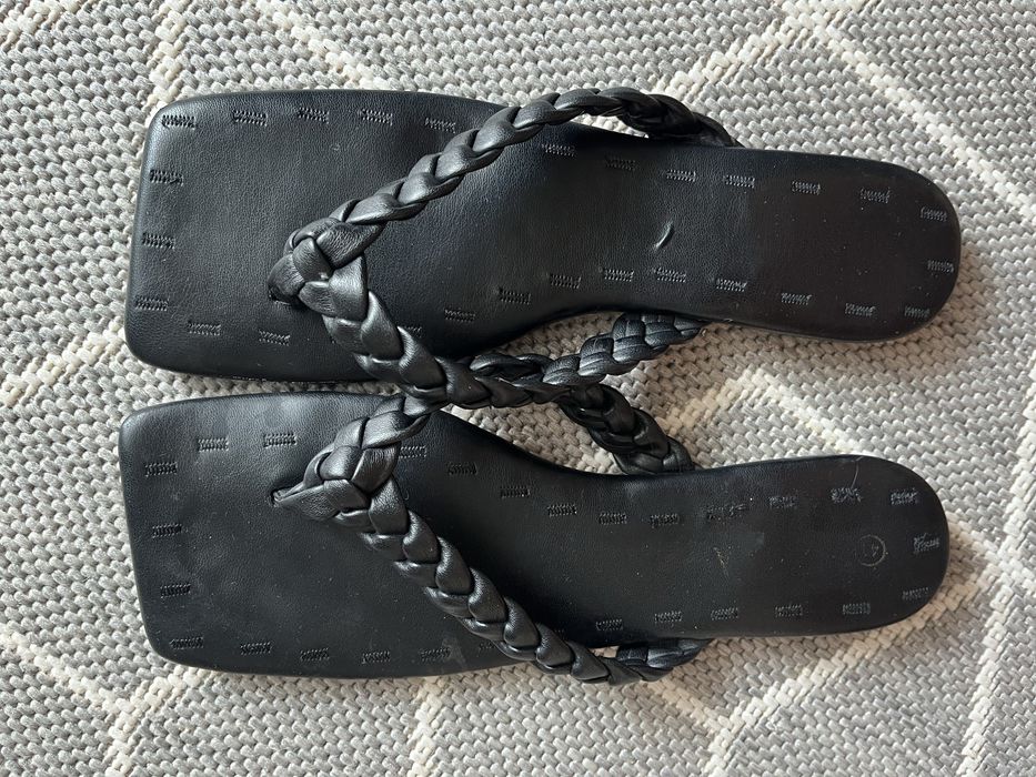 Шльопанці чорні ,еко шкіра.