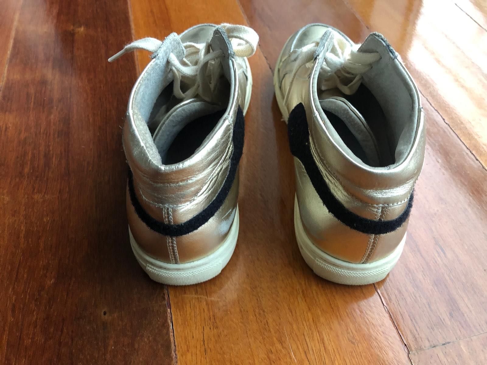 Tenis dourados Ishoes