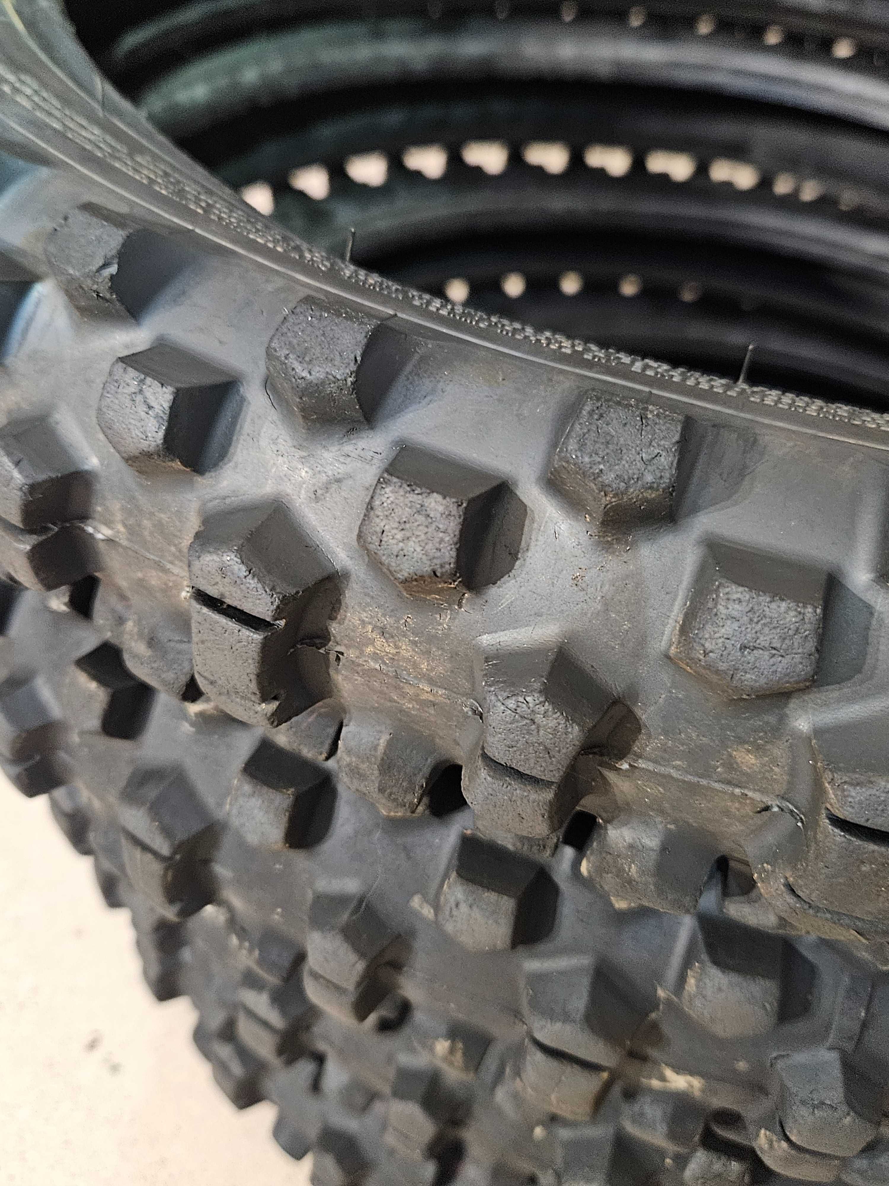 Pneus enduro frente Michelin e Metzeler