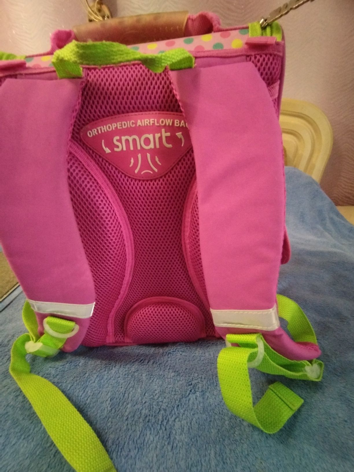 Ортопедичний шкільний портфель для дівчинки.