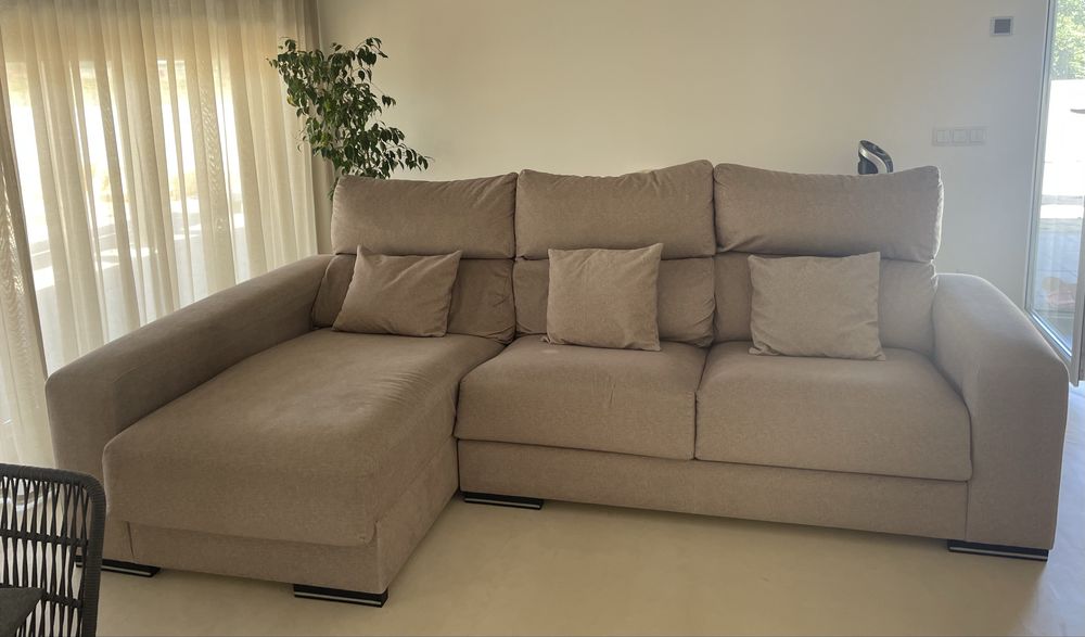 Sofa beje 3 lugares com chaise longue