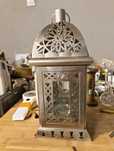 Lampion wykonany z metalu