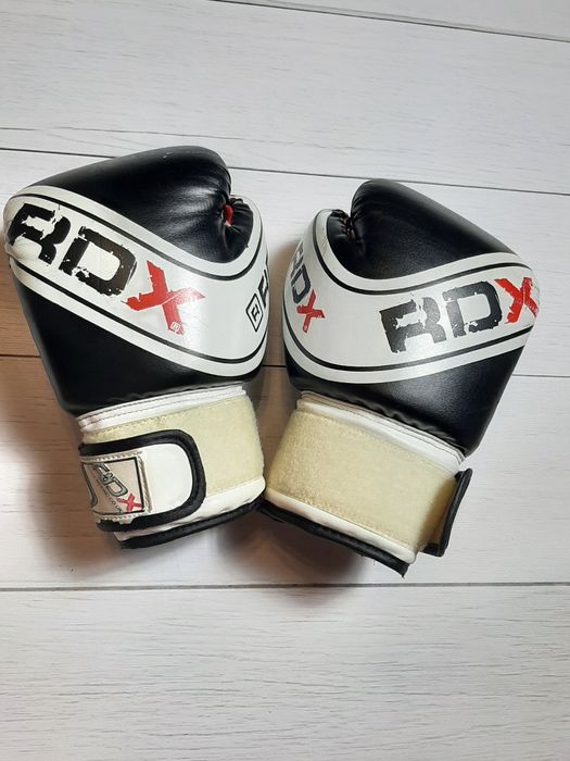 Продам шлем дві пари перчаток і захист