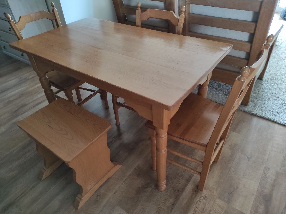 Vendo mesa e cadeiras de cozinha
