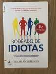 Rodeado de idiotas