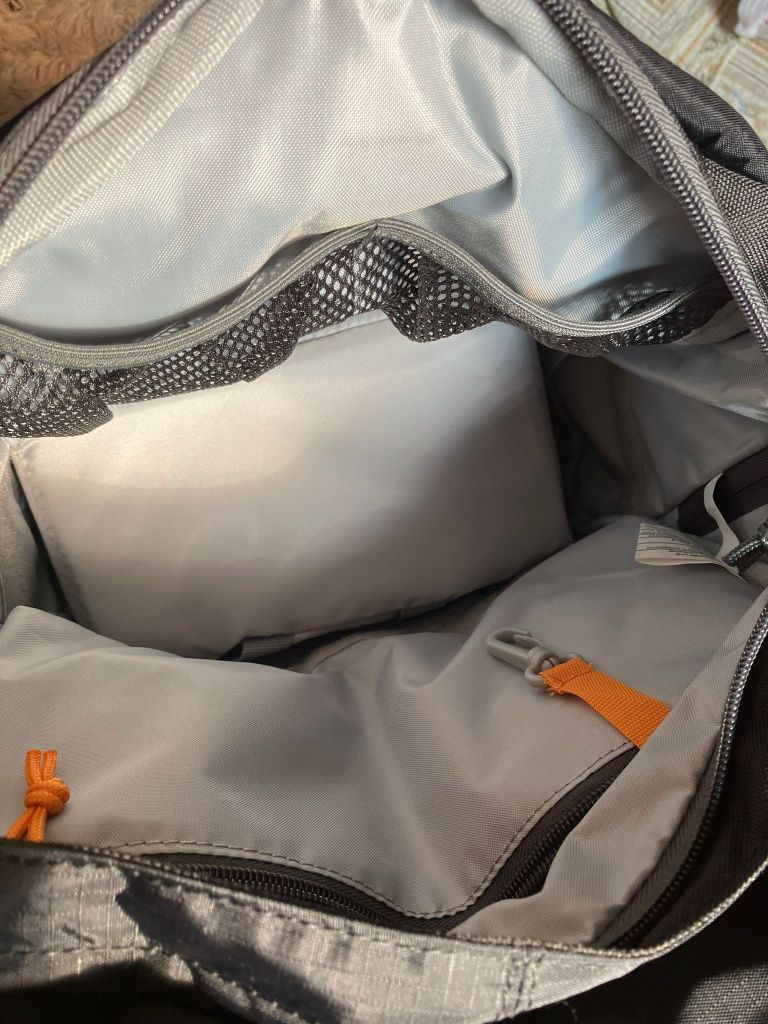 Mochila Lowepro Hatchback BP 150 AW II, Black and Grey