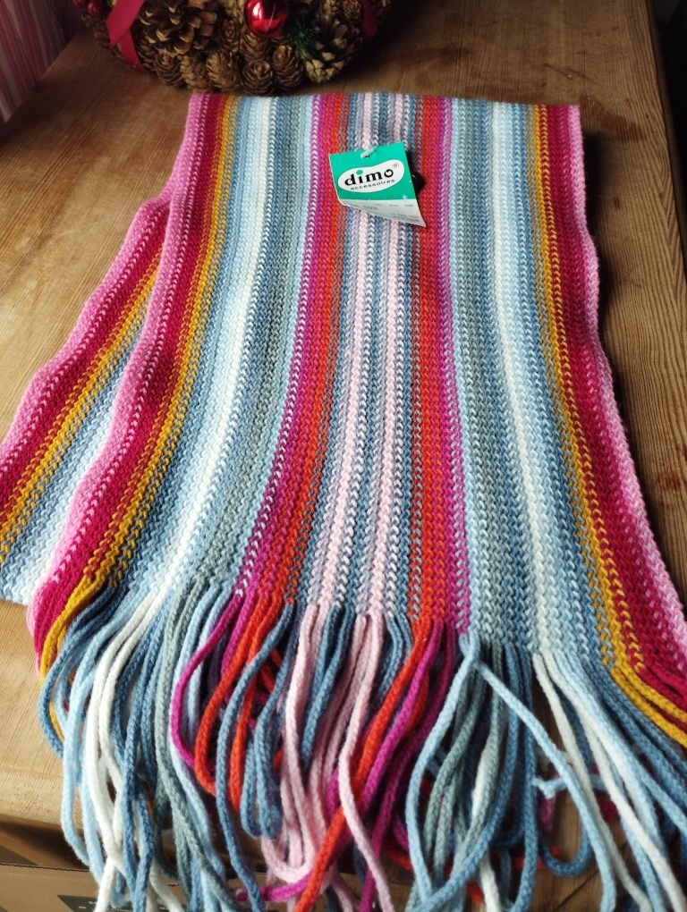 Cachecol ás riscas de senhora.