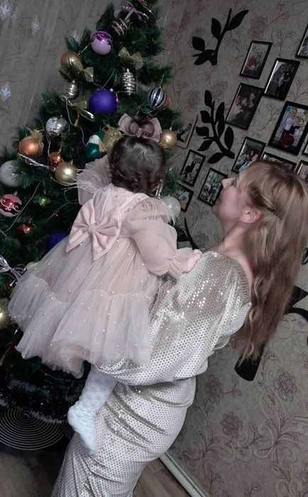 Святкова жіноча сукня .