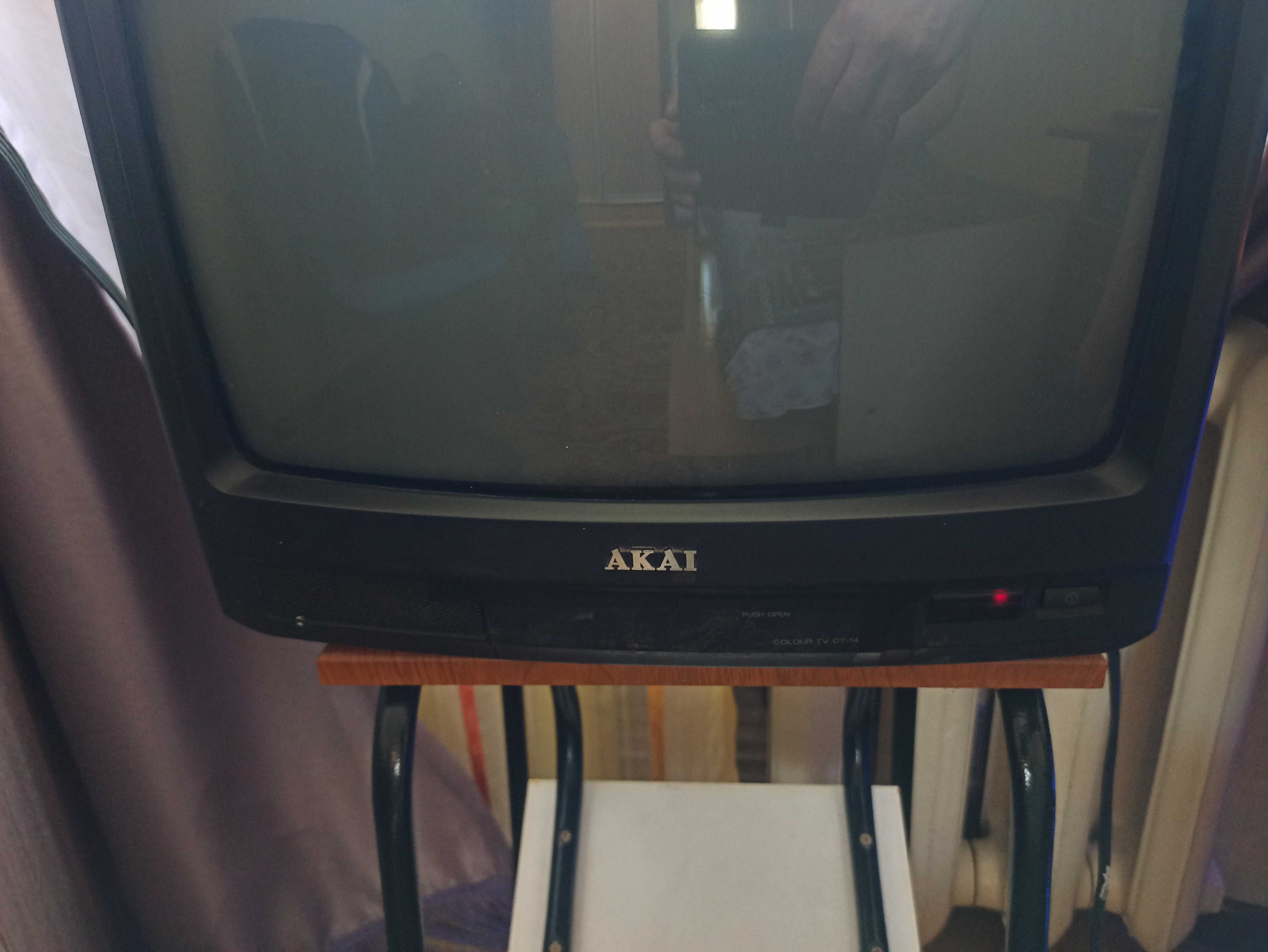 Телевизор маленький Акаи.