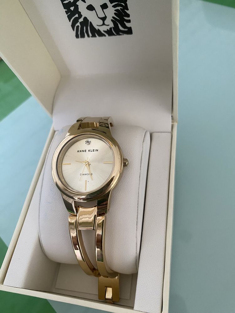 Часы Anne Klein AK/2627SVTT круглые, золотистые