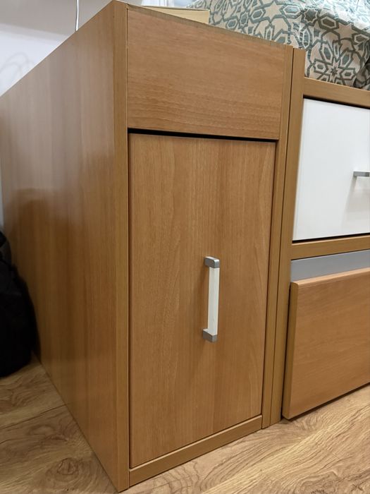 Cama de solteiro com muita arrumação