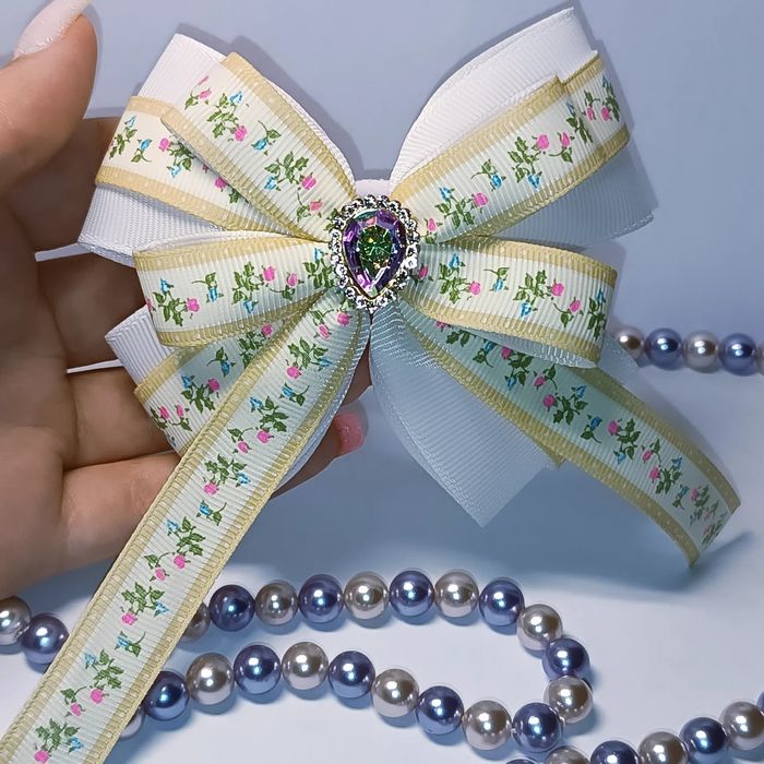 Заколки для волосся - бантики для принцеси. Є багато видів