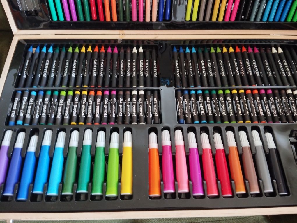 Mala com artigos para pintura