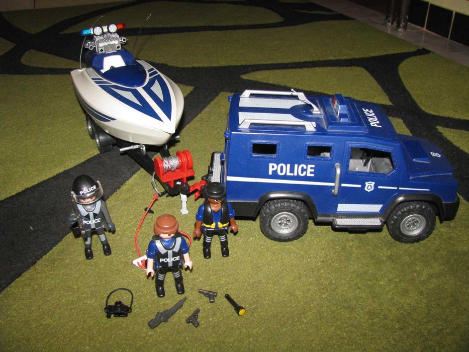 Auto policyjne z łodzią playmobil, wyposażenie
