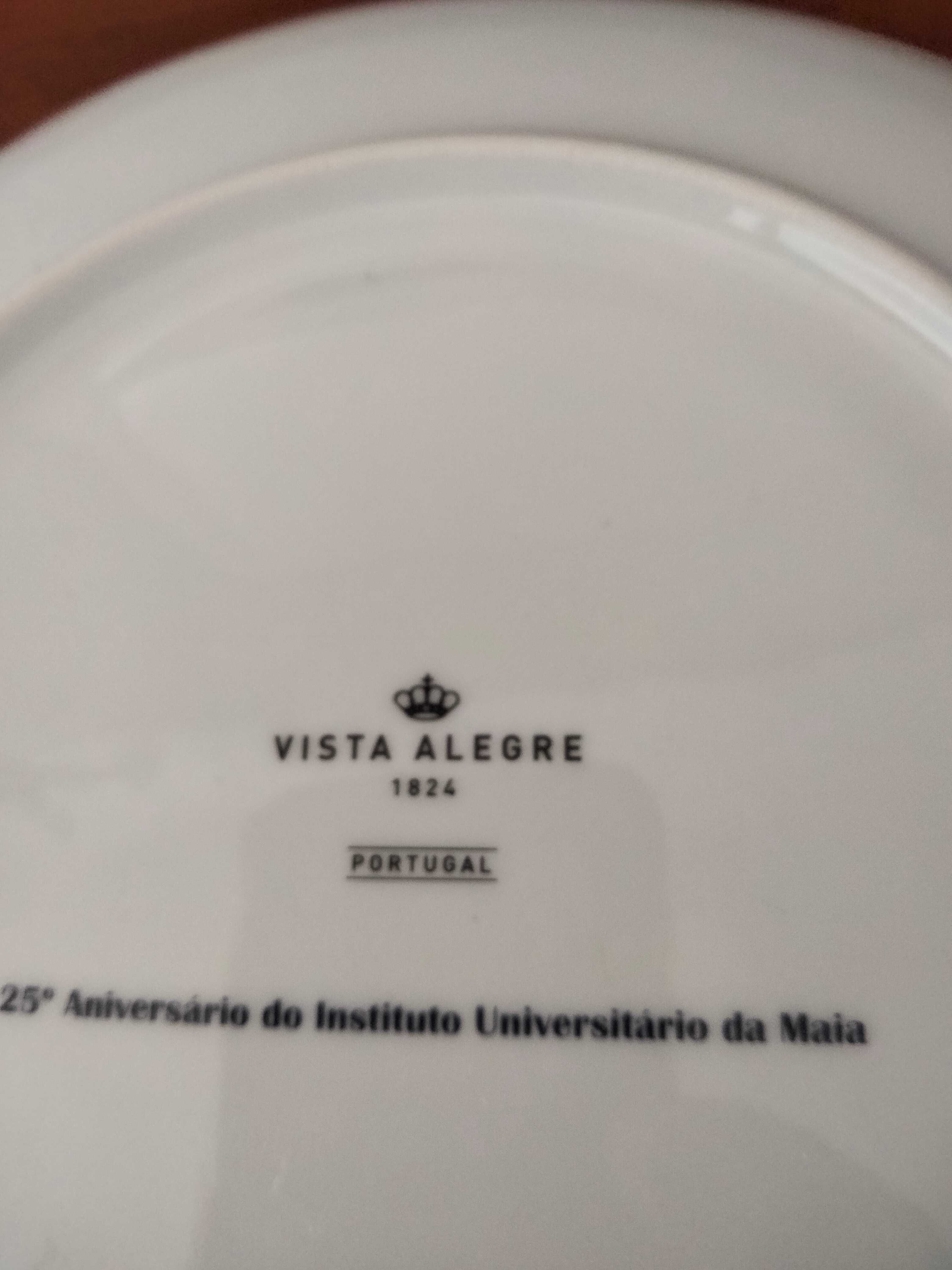 Prato de comemoração em perfeito estado