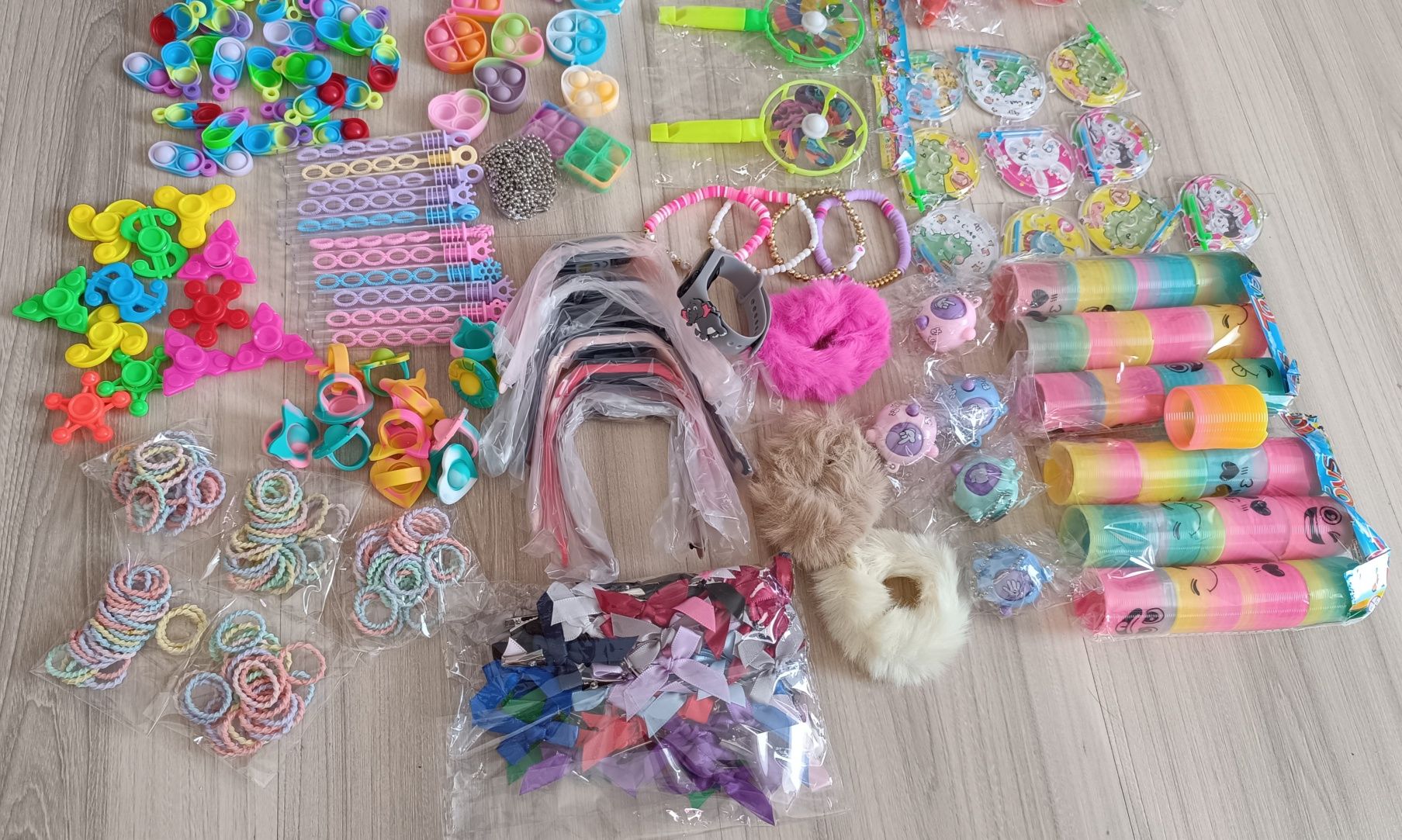 Zabawki nagrody dla dzieci u lekarza albo do piniaty do loterii