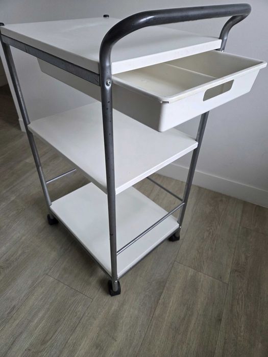 Asystor kosmetyczny / stolik na kółkach – ulepszony, lekki i mobilny