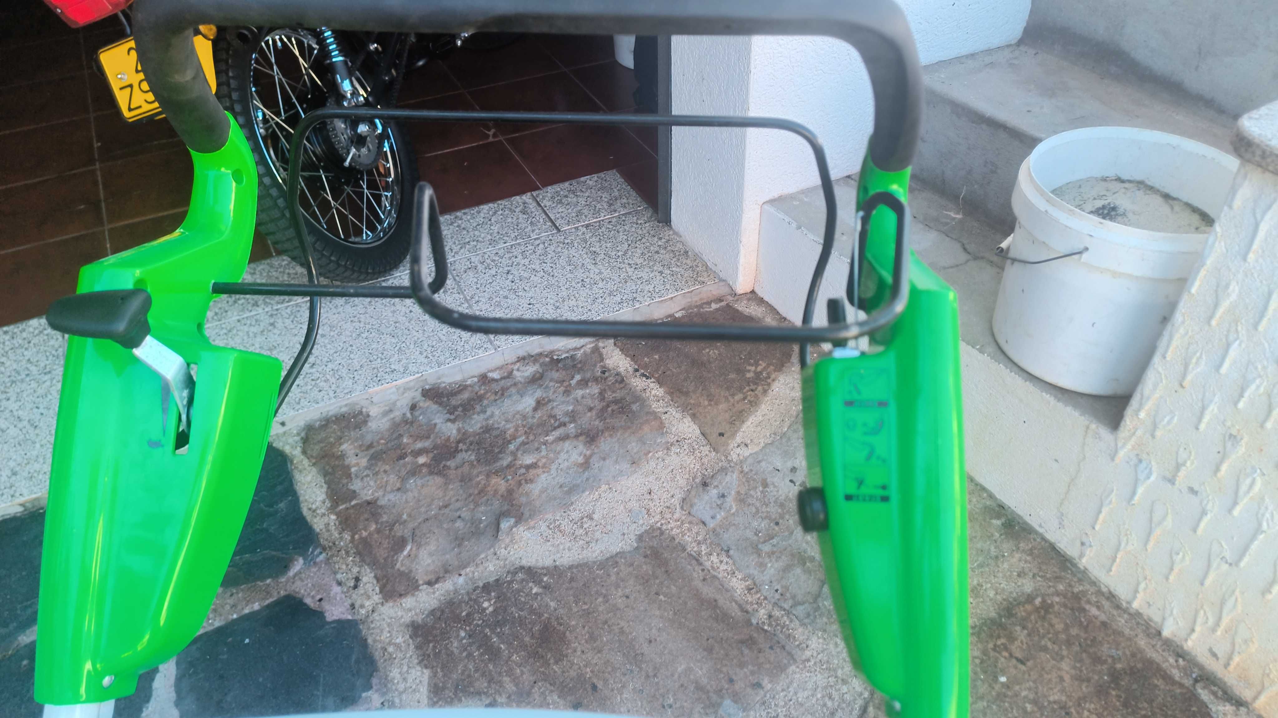 Máquina de cortar relva