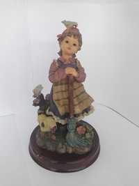 Figurka dziewczynka  z kurami z miotłą na podstawce