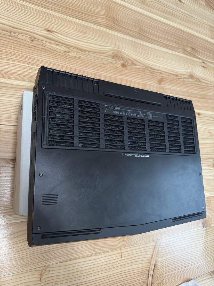 Ігровий ноутбук Dell Alienware 17 R5 P31E / 17.3"